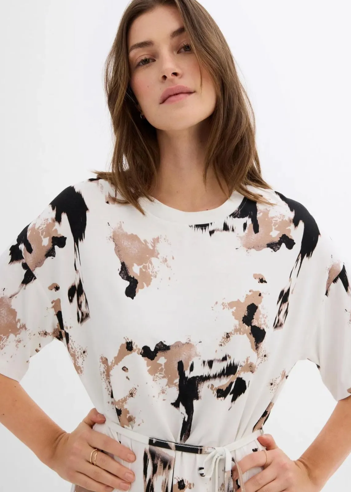 bonprix Kleider^Shirtkleid aus feiner Viskose wollweiß/saharabeige/schwarz bedruckt