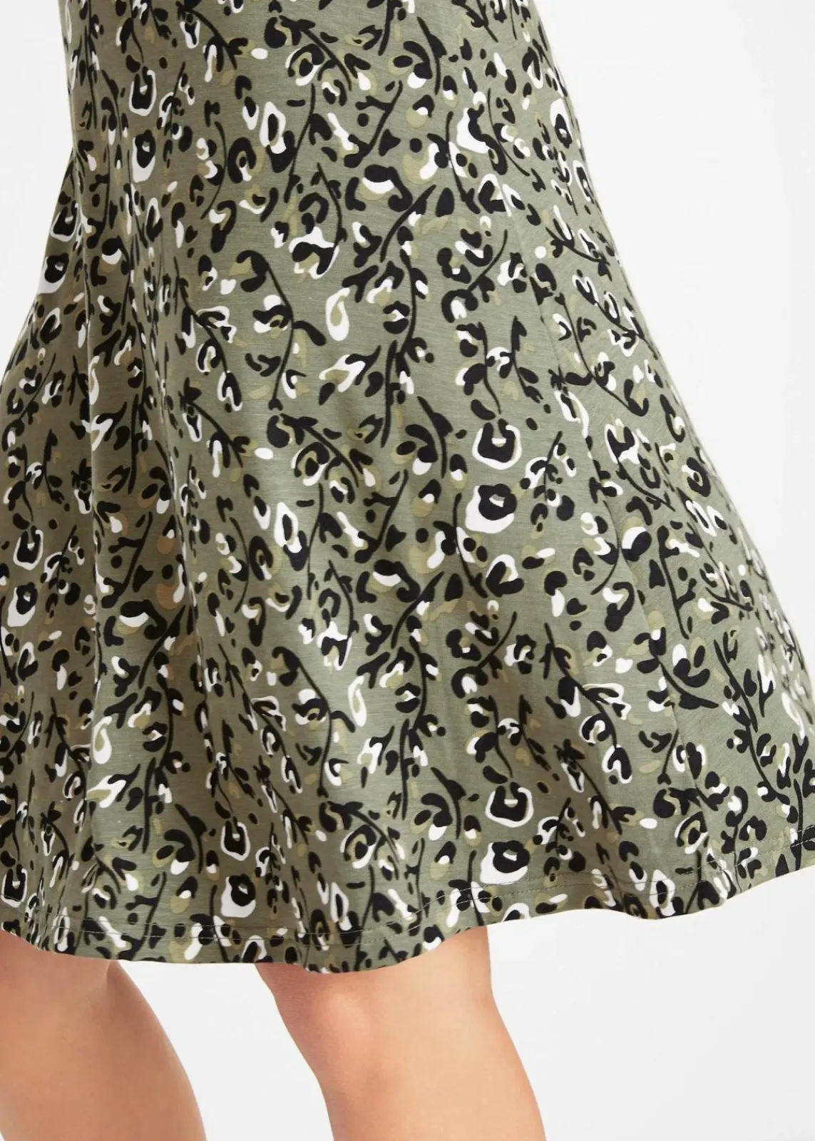 bonprix Kleider|Bekleidung·Pullover & Strickjacken^Shirtkleid aus fließendem Viskose-Mix oliv leo bedruckt