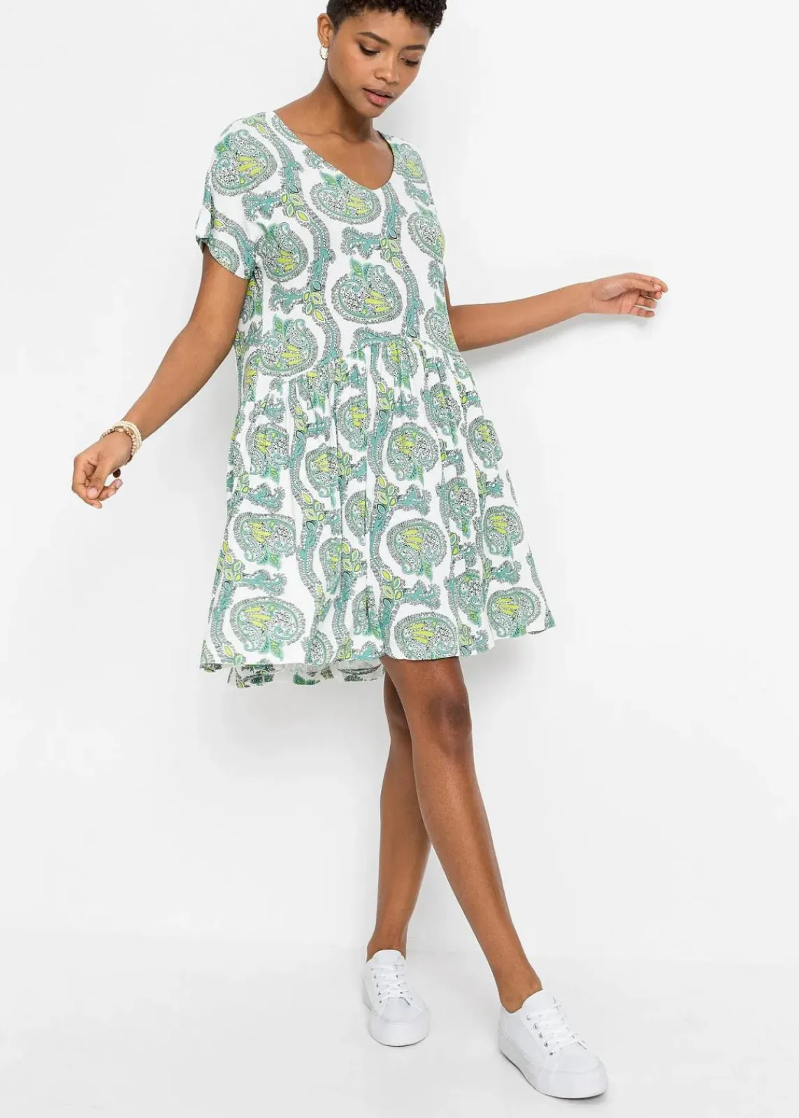bonprix Nachhaltigere Materialien|Kleider^Shirtkleid aus fließendem Viskose-Elasthan-Mix weiß/türkis paisley