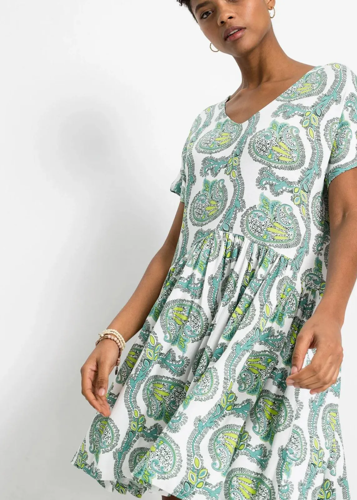 bonprix Nachhaltigere Materialien|Kleider^Shirtkleid aus fließendem Viskose-Elasthan-Mix weiß/türkis paisley