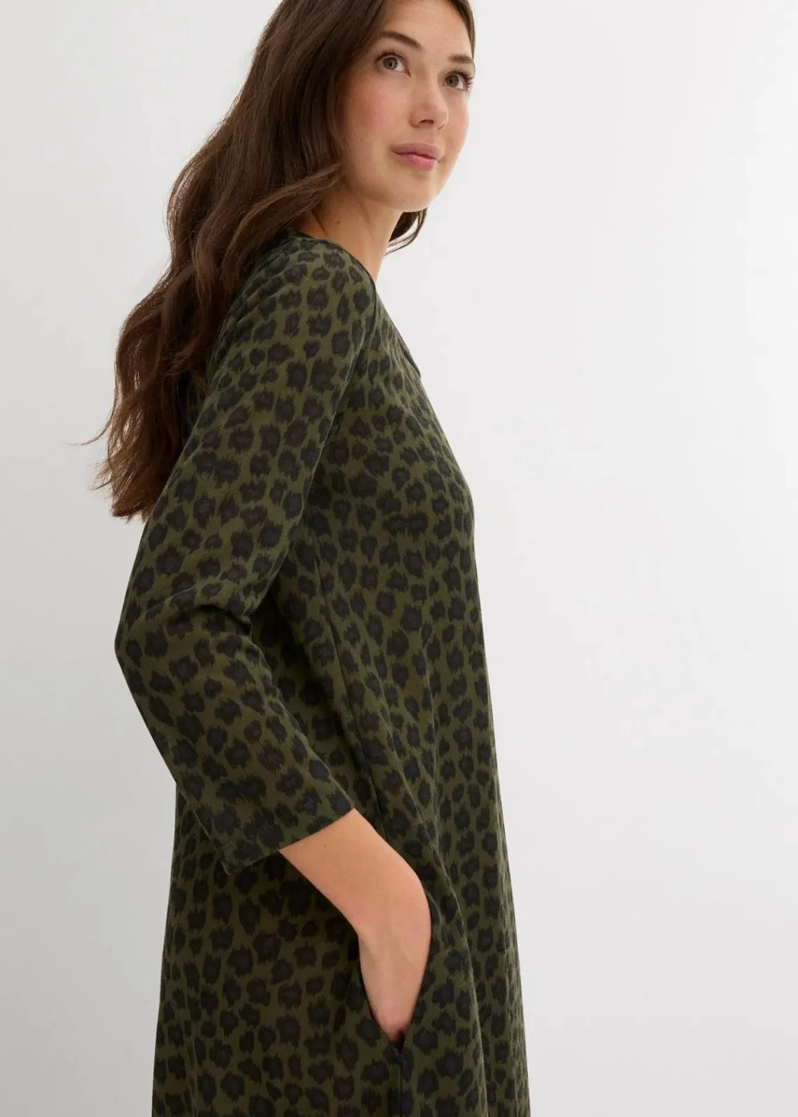 bonprix Kleider|Bekleidung·Pullover & Strickjacken^Shirt-Midikleid oliv leo bedruckt