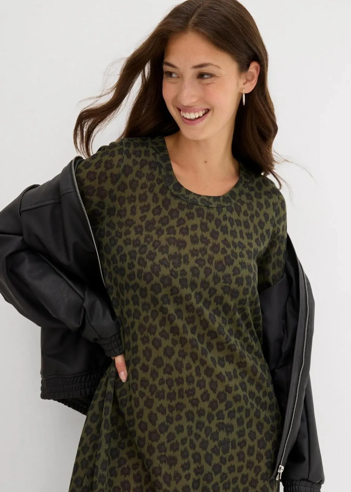 bonprix Kleider|Bekleidung·Pullover & Strickjacken^Shirt-Midikleid oliv leo bedruckt