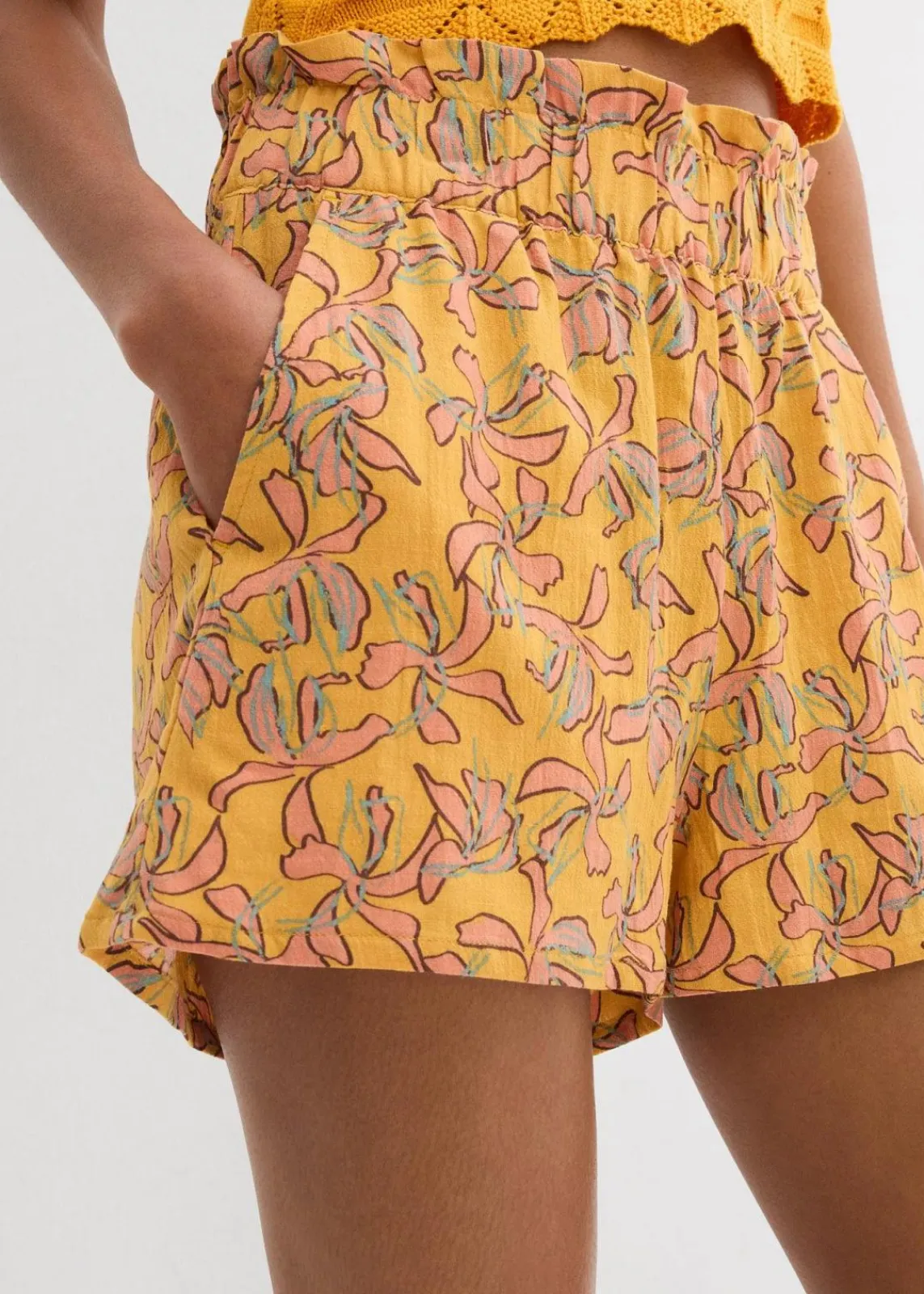 bonprix Bekleidung·Outdoorbekleidung|Bekleidung·Kleider^Shorts aus Baumwoll-Viskose Mix honig/mattmandarine geblümt