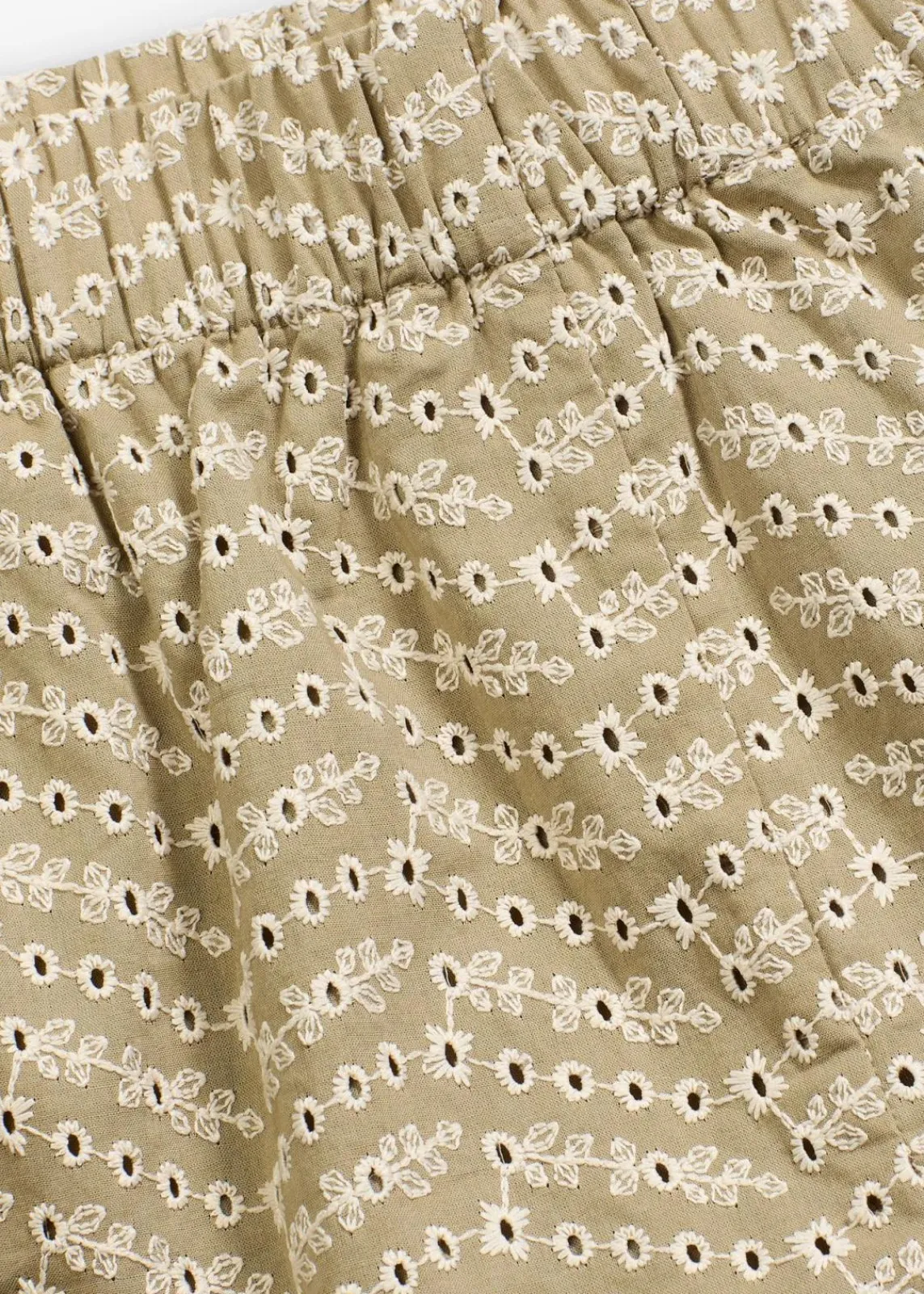 bonprix Shorts|Hosen^Shorts mit Lochstickerei oliv/beige