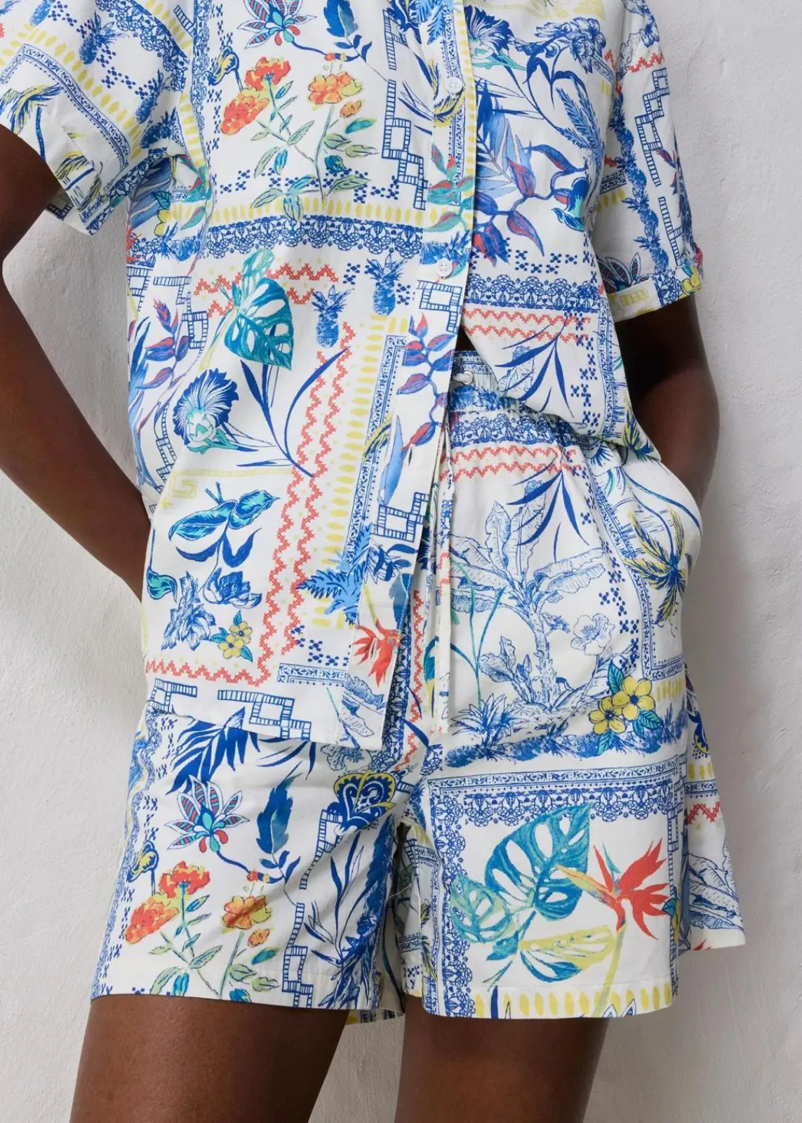 bonprix Bekleidung·Outdoorbekleidung|Bekleidung·Kleider^Shorts mit Seidenanteil arktikblau bedruckt