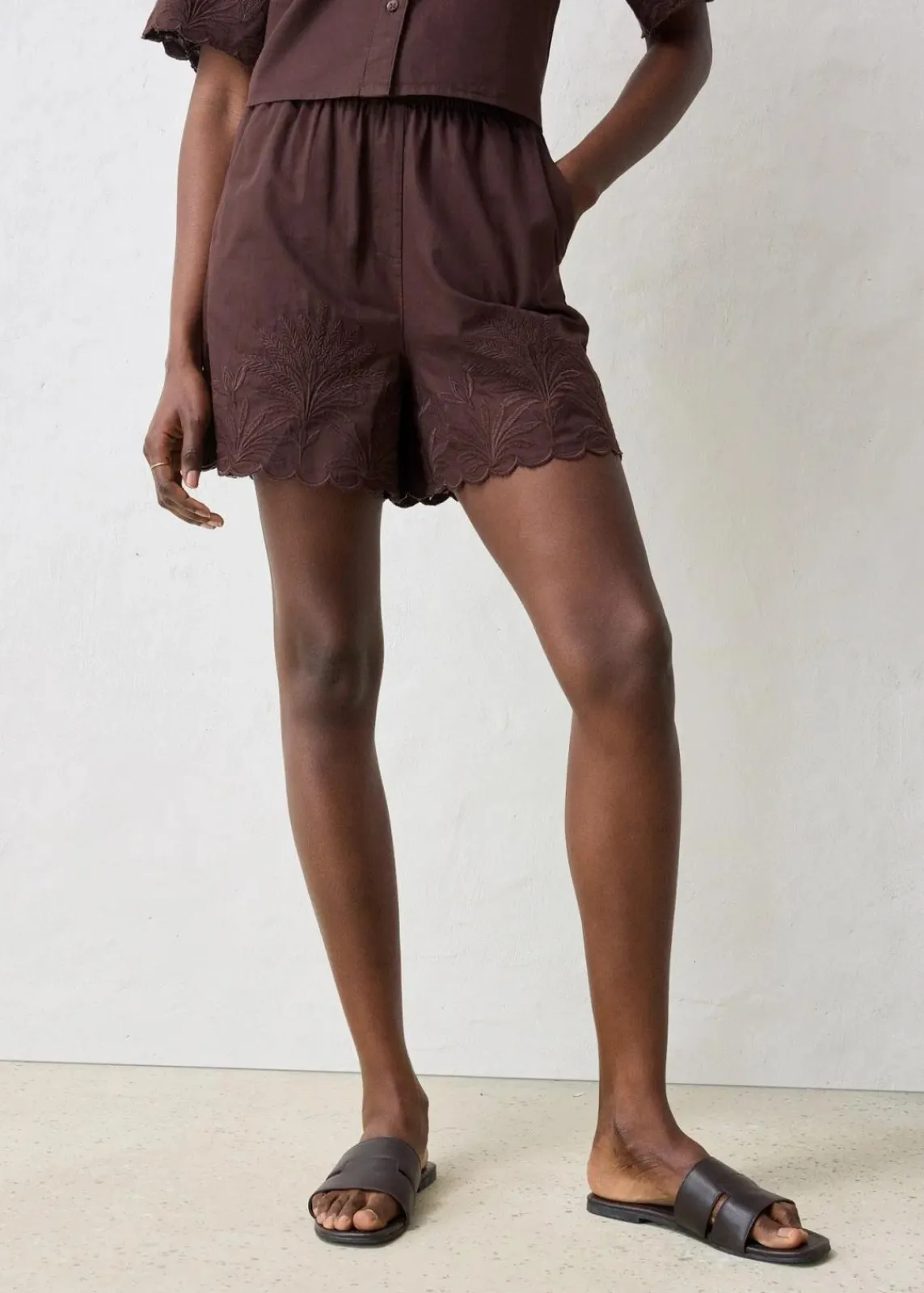 bonprix Bekleidung·Outdoorbekleidung|Bekleidung·Kleider^Shorts mit Seidenanteil dunkelbraun