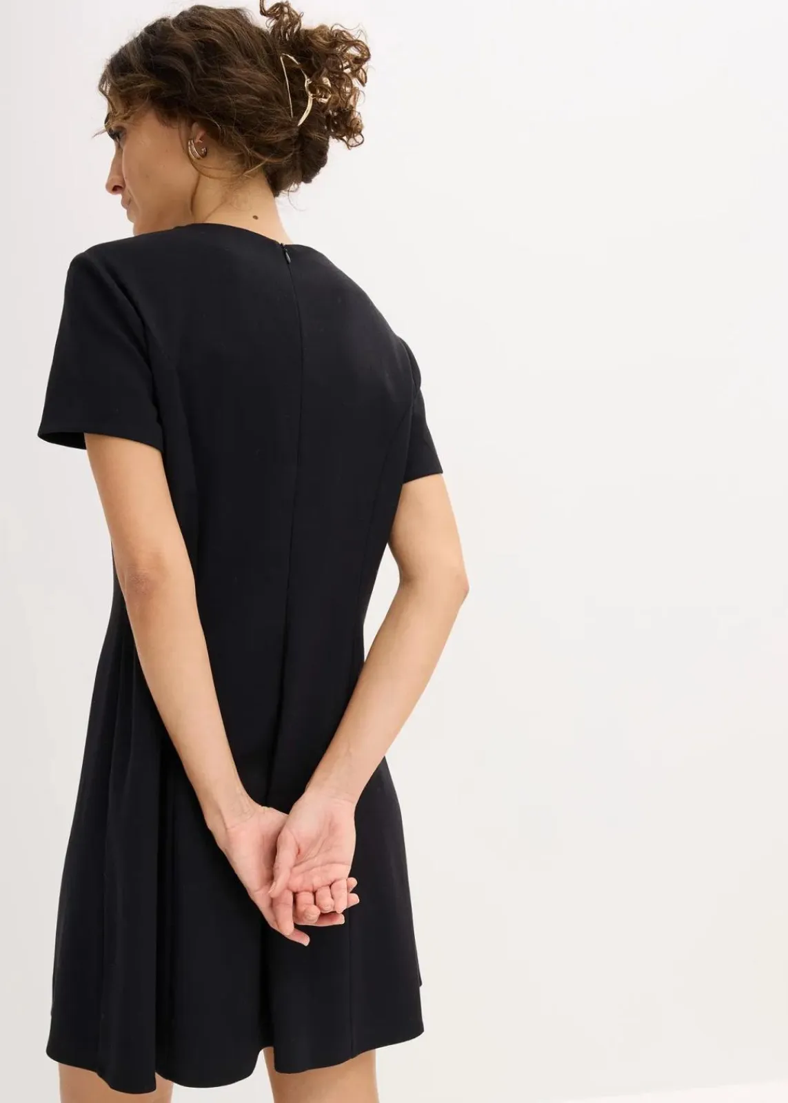 bonprix Bekleidung·Pullover & Strickjacken|Nachhaltigere Materialien^Skater-Minikleid schwarz