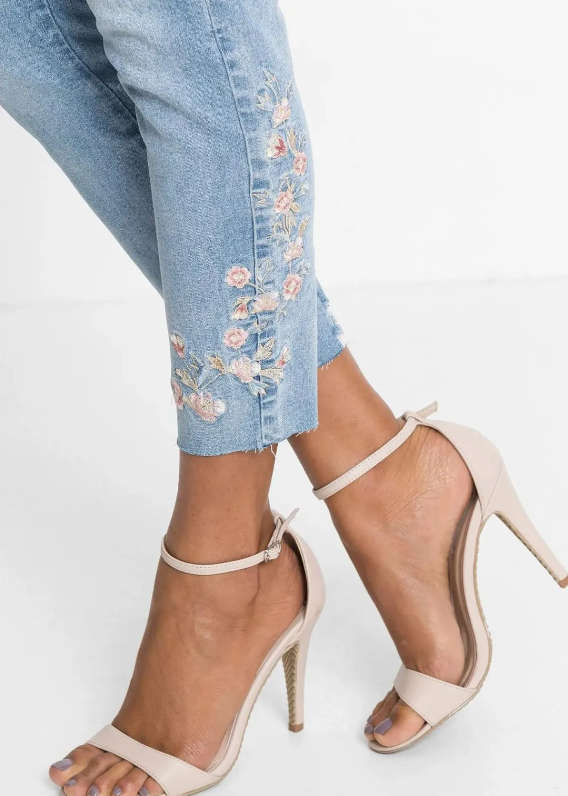 bonprix Jeans|Bekleidung·Shirts & Tops^Skinny-Jeans Mid Waist, verkürzt hellblau denim geblümt