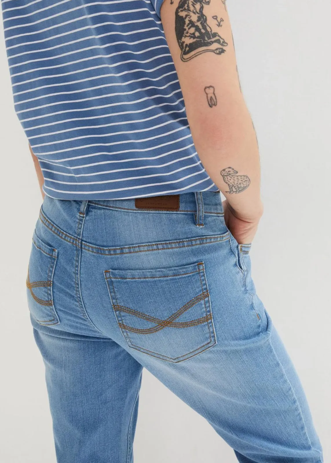 bonprix Jeans|Bekleidung·Shirts & Tops^Slim Jeans, Mid Waist, Capri hellblau denim used