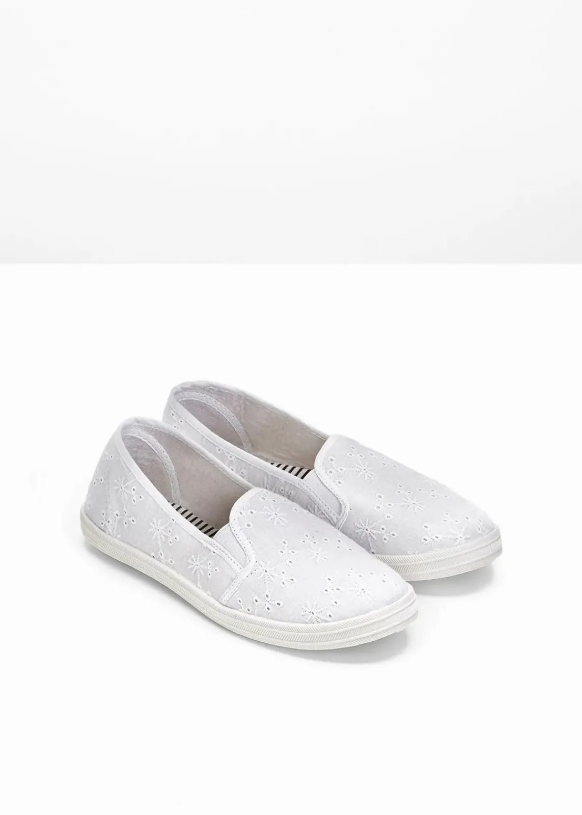 bonprix Slipper & Halbschuhe|Sommerschuhe^Slipper mit Lockstickerei weiß
