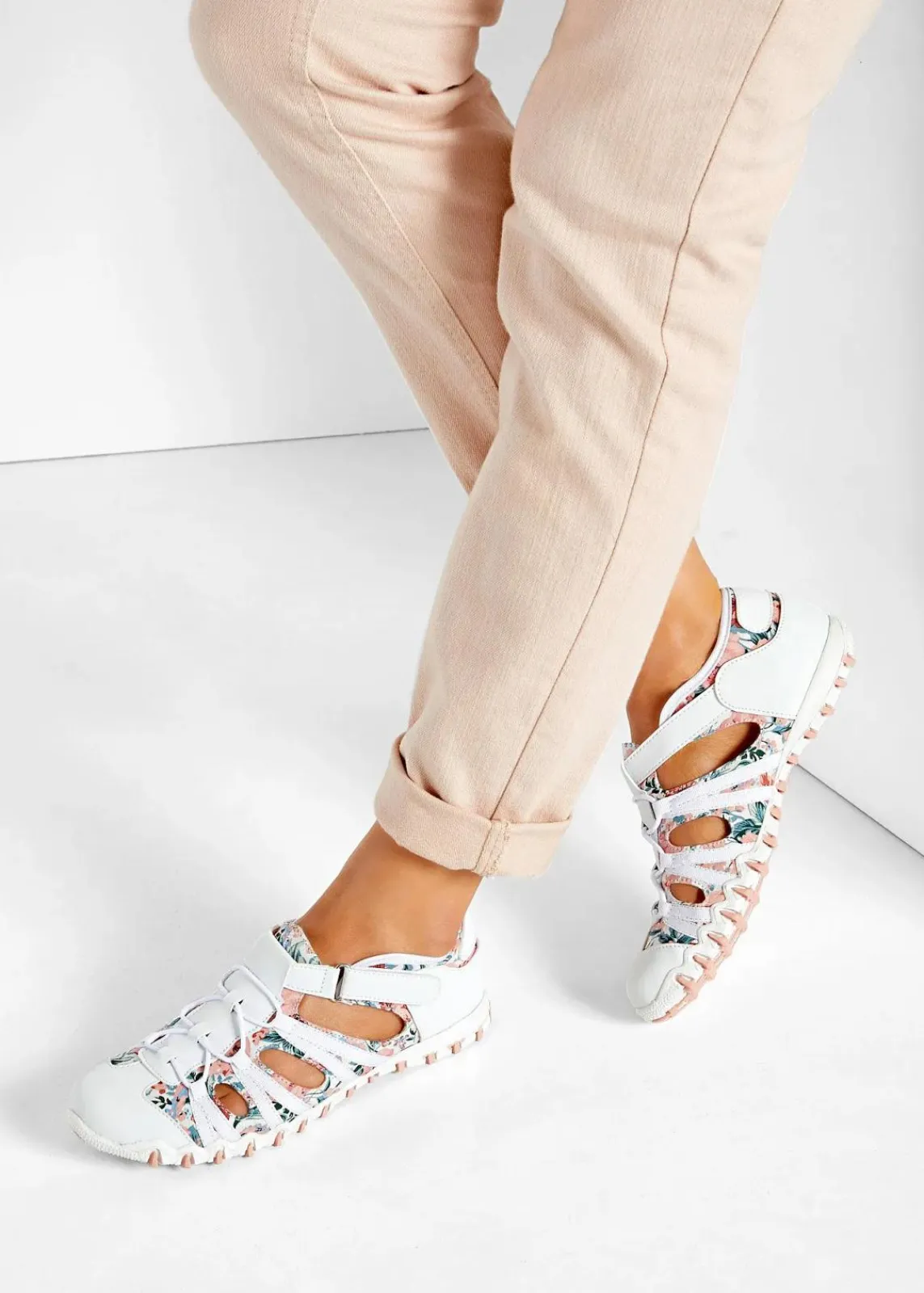 bonprix Slipper & Halbschuhe|Sommerschuhe^Slipper mit Profilsohle weiß/rosa geblümt