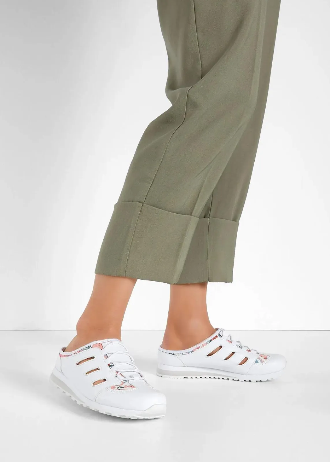 bonprix Slipper & Halbschuhe|Sommerschuhe^Slipper mit Profilsohle weiß geblümt