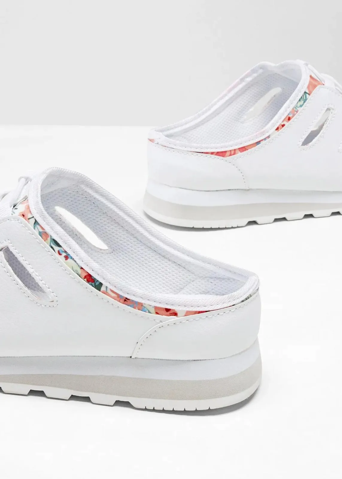 bonprix Slipper & Halbschuhe|Sommerschuhe^Slipper mit Profilsohle weiß geblümt