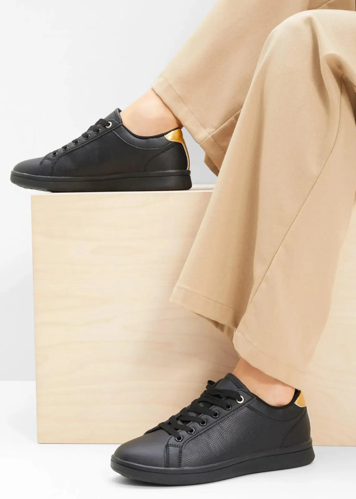 bonprix Sneaker^Sneaker schwarz/goldfarben