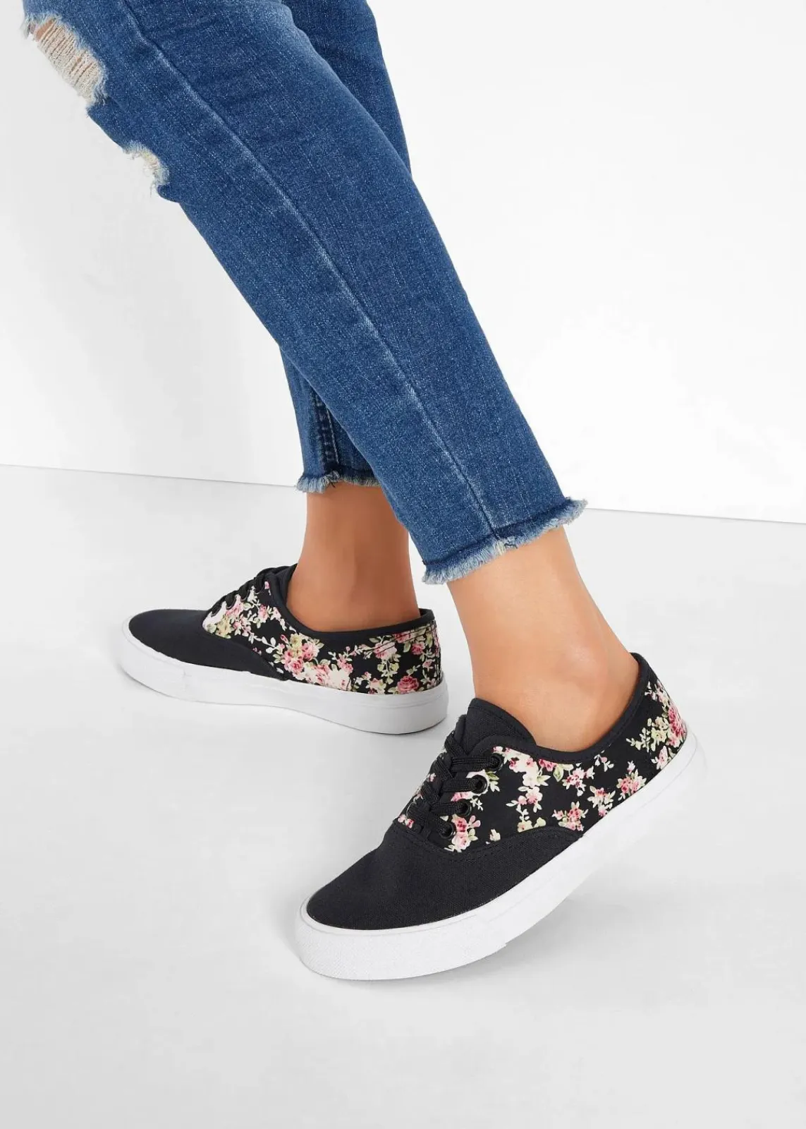 bonprix Sneaker|Schuhe & Accessoires In Spezialgrößen·Schuhe In Übergröße^Sneaker aus Baumwoll-Canvas schwarz geblümt