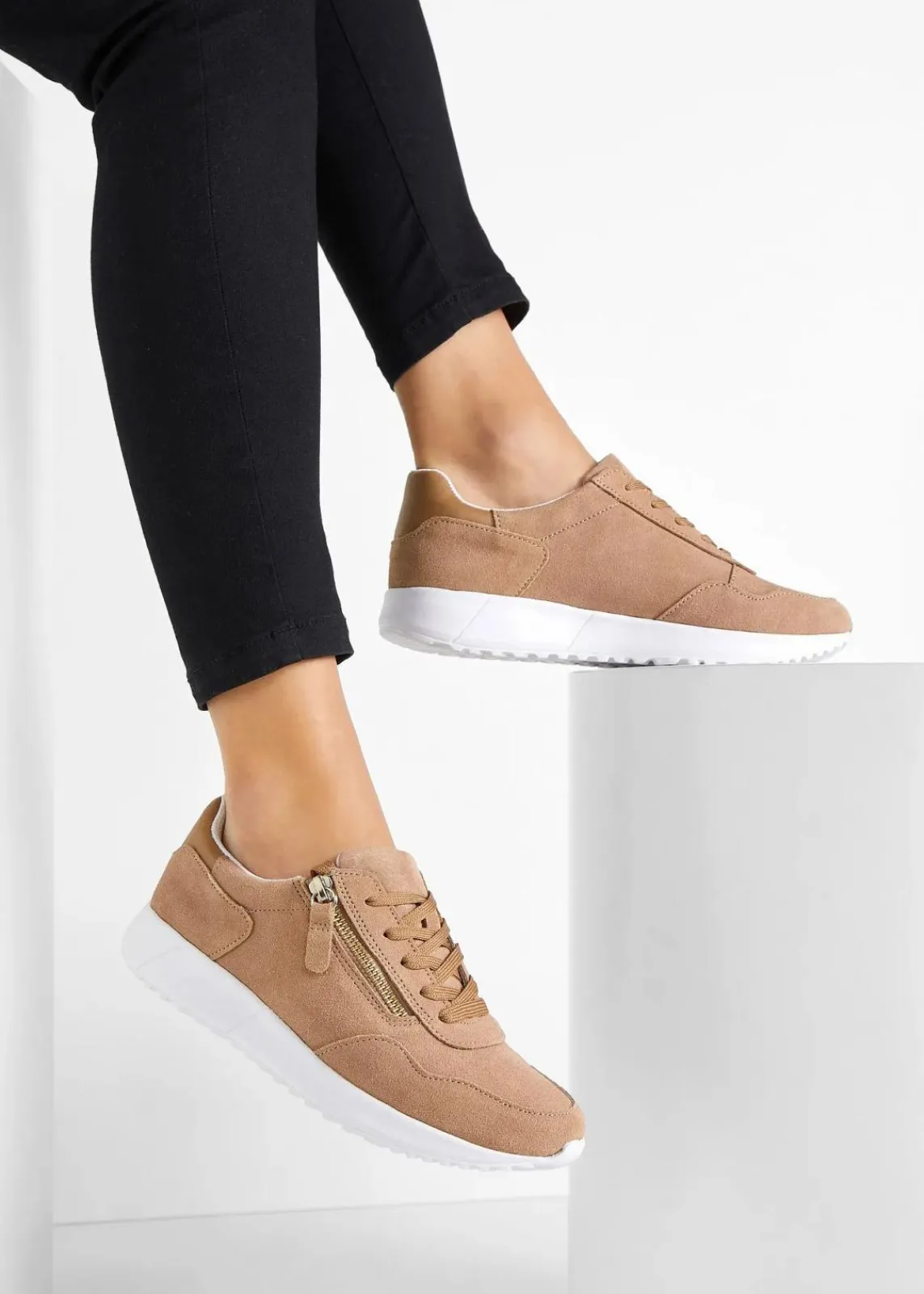 bonprix Sneaker^Sneaker aus Veloursleder camel