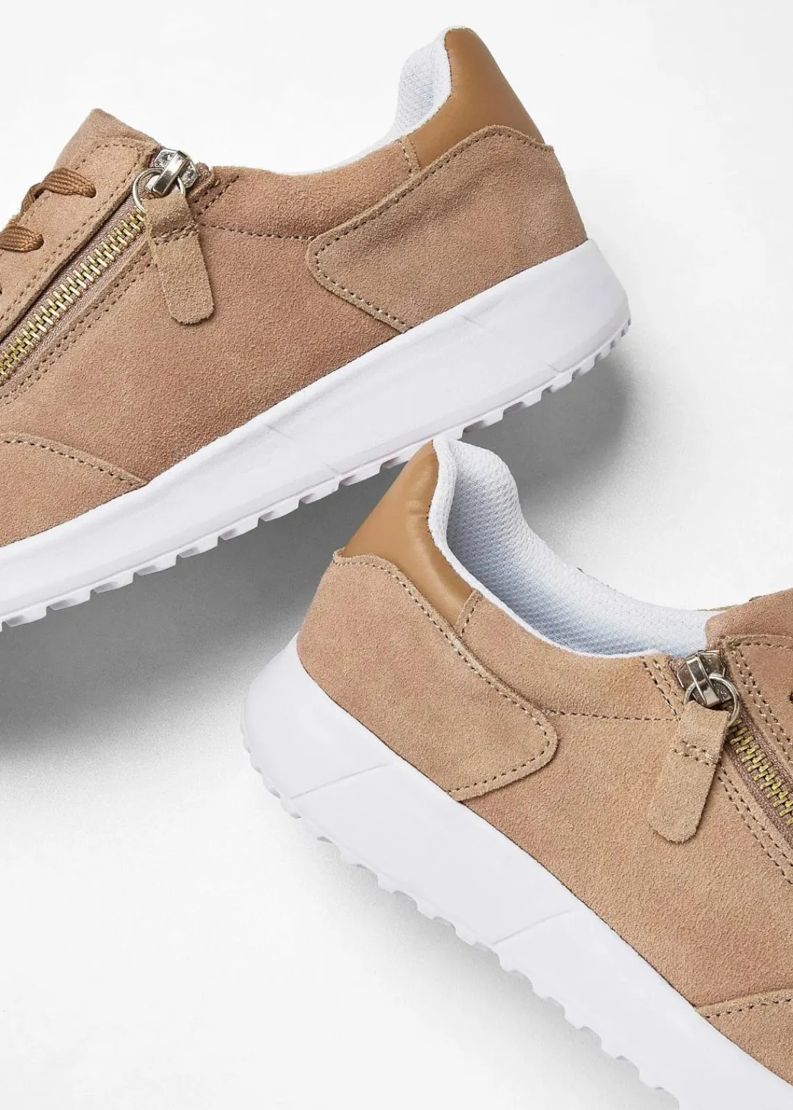 bonprix Sneaker^Sneaker aus Veloursleder camel