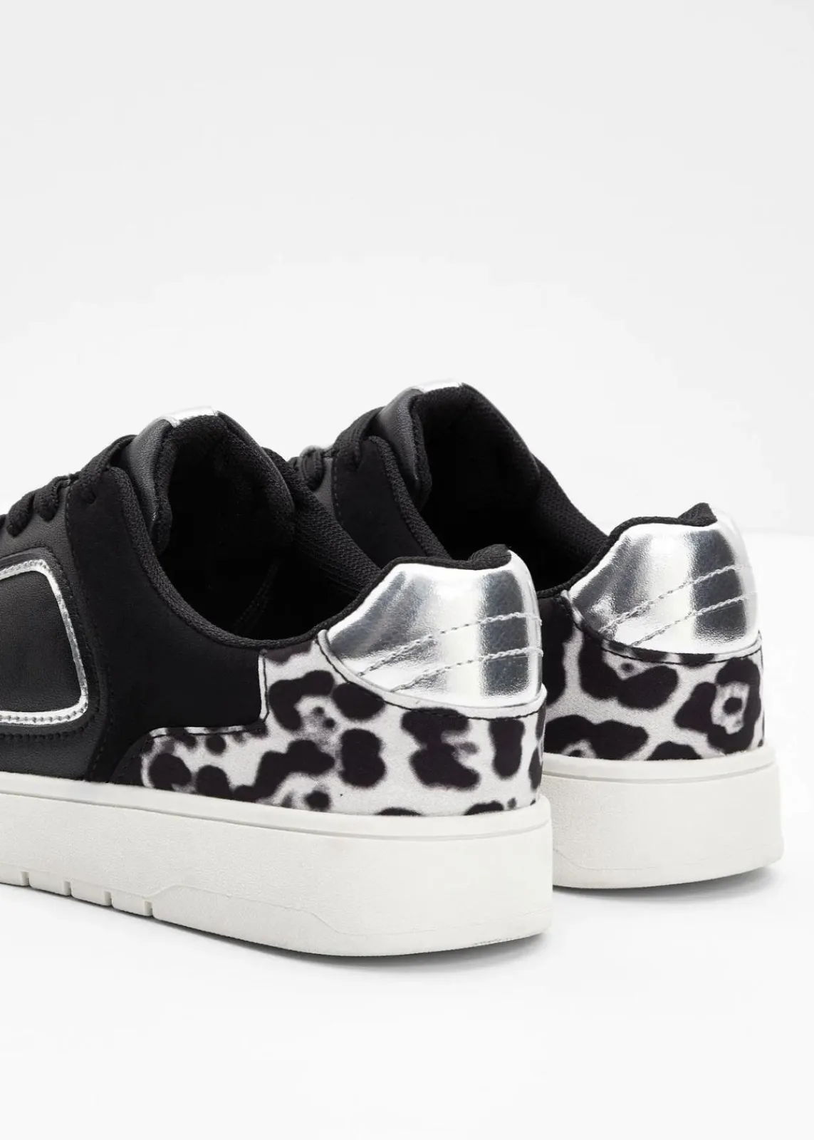 bonprix Sneaker^Sneaker mit Animal-Details schwarz leo/silber metallic