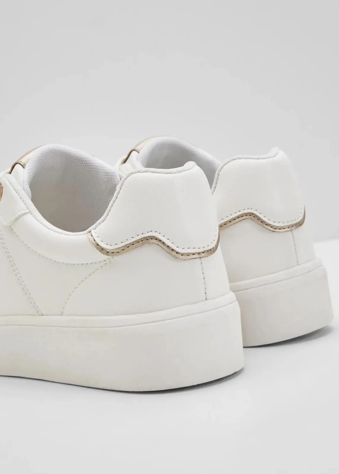 bonprix Sneaker^Sneaker mit gepolsterter Innensohle weiß/roségoldfarben