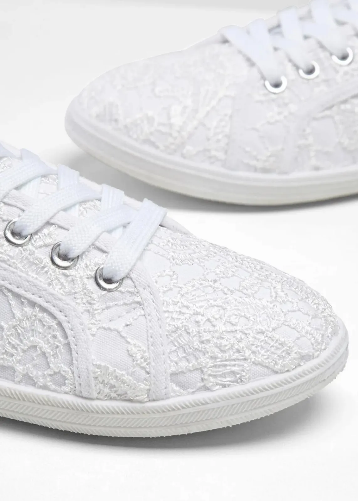 bonprix Sneaker^Sneaker mit Spitze weiß