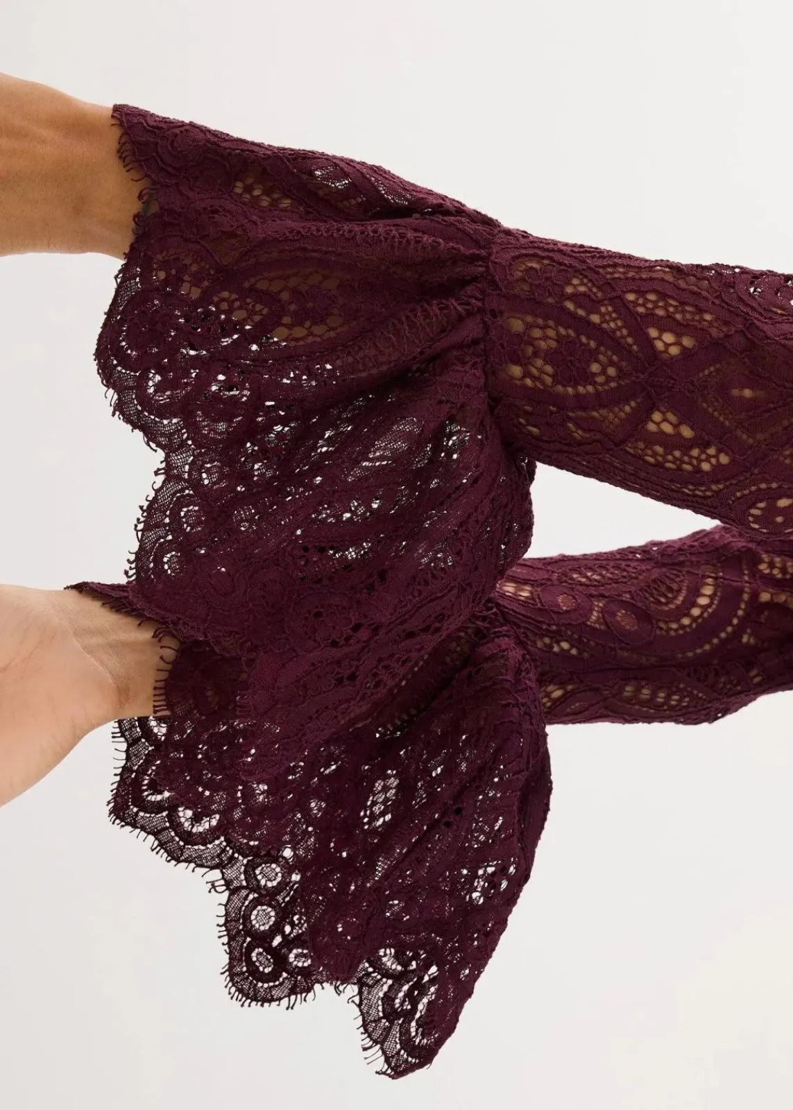 bonprix Bekleidung·Jacken & Mäntel|Blusen & Tuniken^Spitzen-Bluse mit Volants weinrot
