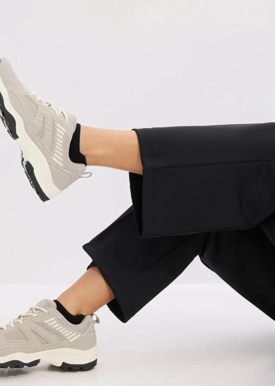 bonprix Bekleidung·Sweat|Bekleidung·Kleider^Sport-Hose mit Ziernähten schwarz