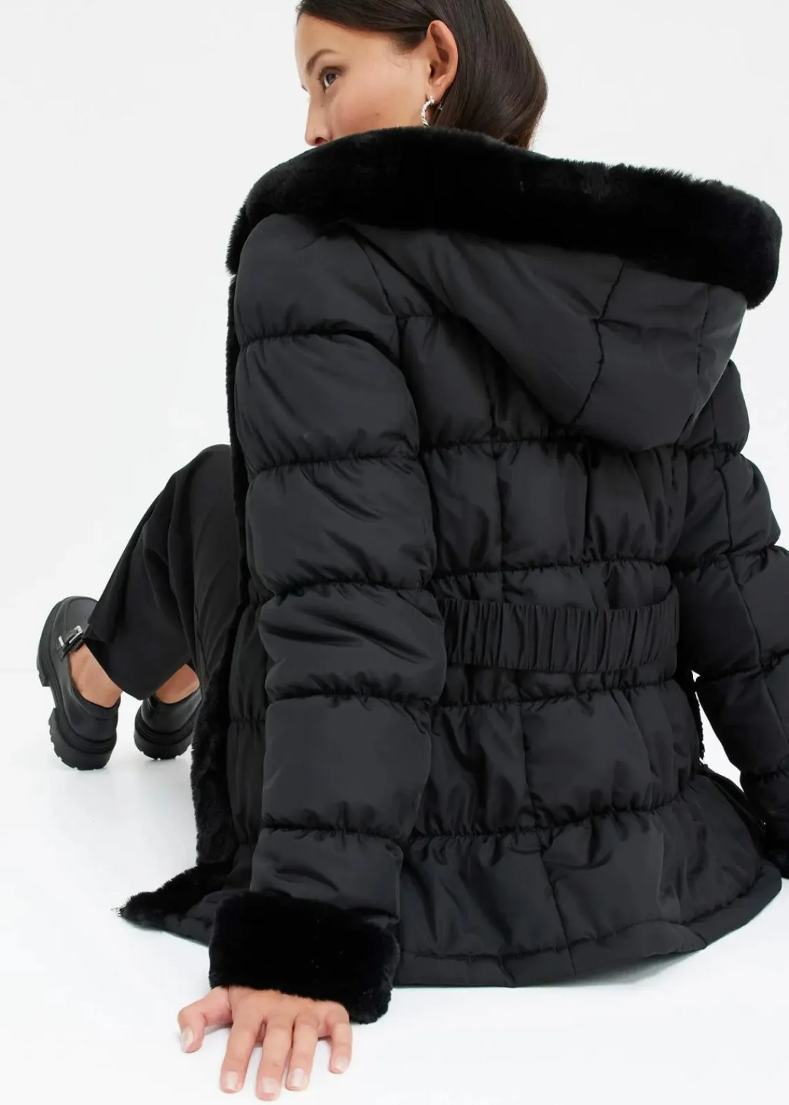 bonprix Bekleidung·Hosen|Jacken & Mäntel^Steppjacke mit Fellimitat schwarz