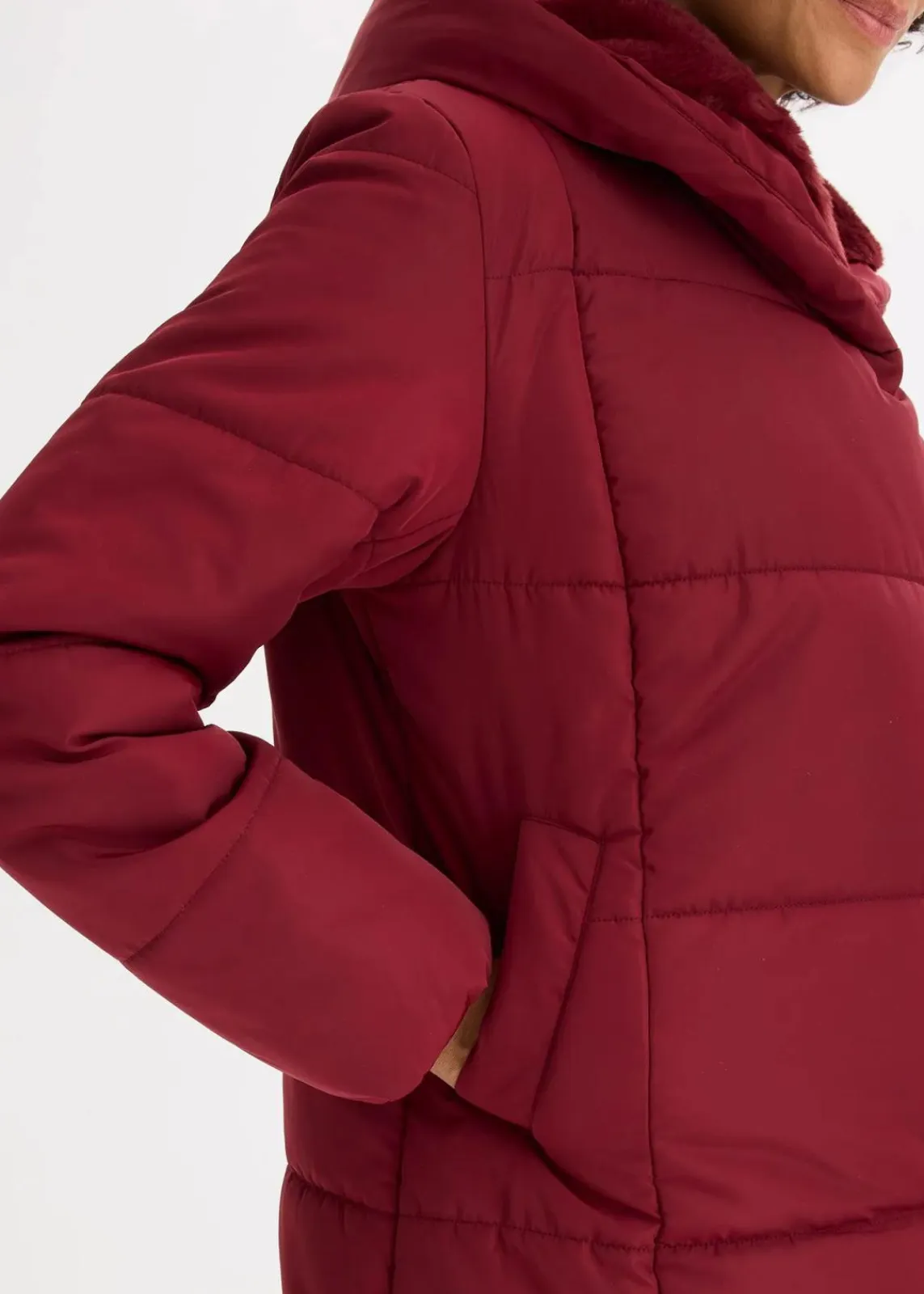 bonprix Jacken & Mäntel|Nachhaltigere Materialien^Steppjacke mit Fellimitatbesatz rubinrot