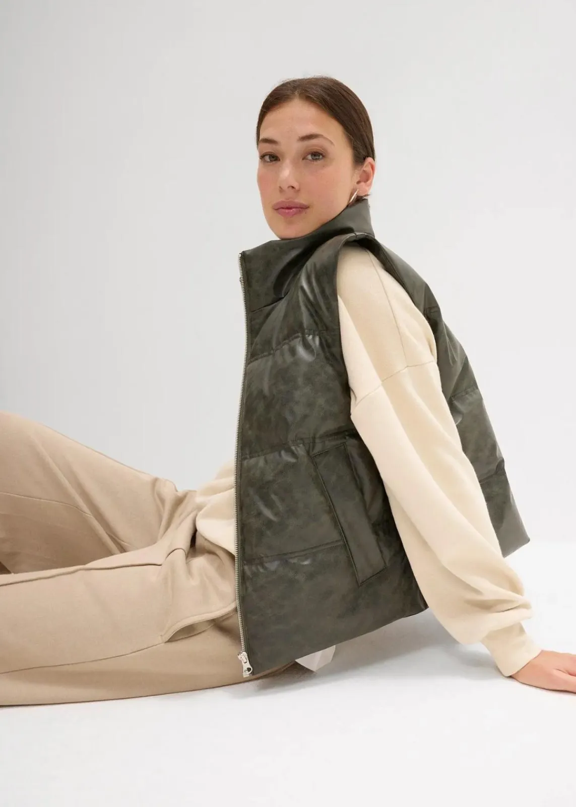 bonprix Bekleidung·Hosen|Nachhaltigere Materialien^Steppweste aus Lederimitat grau washed