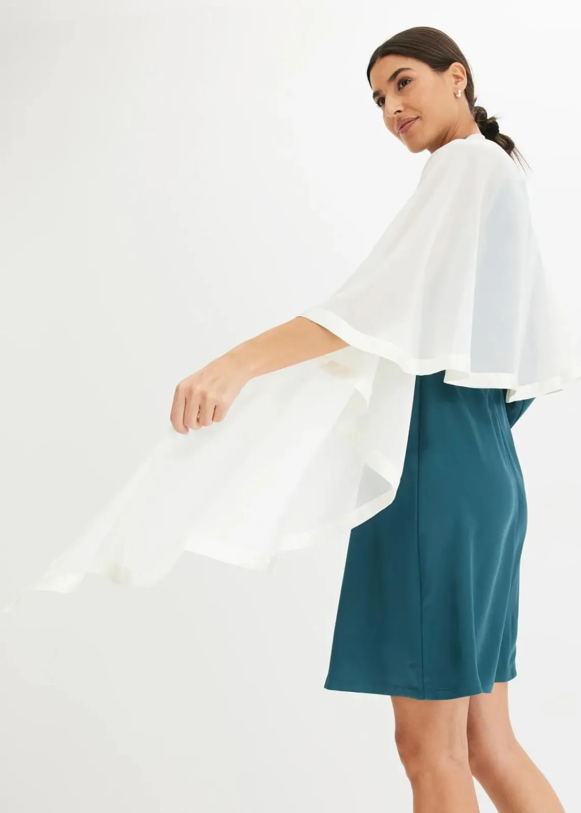 bonprix Ponchos|Schuhe & Accessoires In Spezialgrößen·Tücher & Ponchos^Stola mit feinem Satindetail cremeweiß