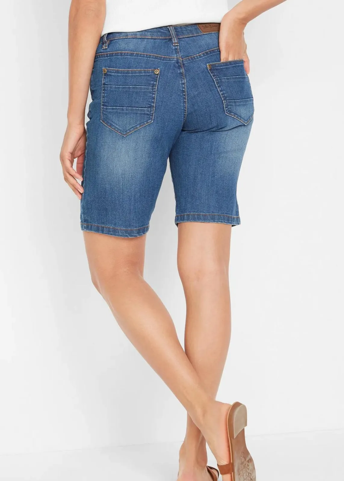 bonprix Shorts|Jeans^Stretch-Jeans-Bermuda mit farbigem Umschlag blau used