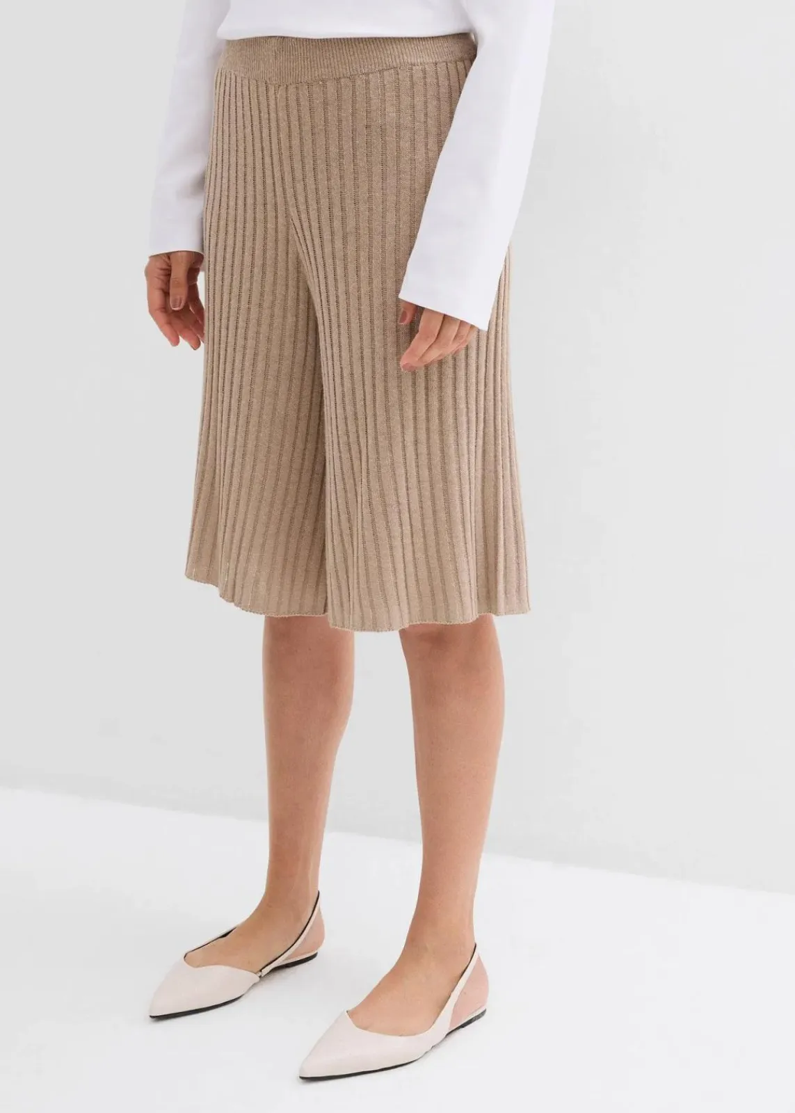 bonprix Shorts|Hosen^Strick-Bermuda mit hohem Bund aus Viskose-Mix khakibeige