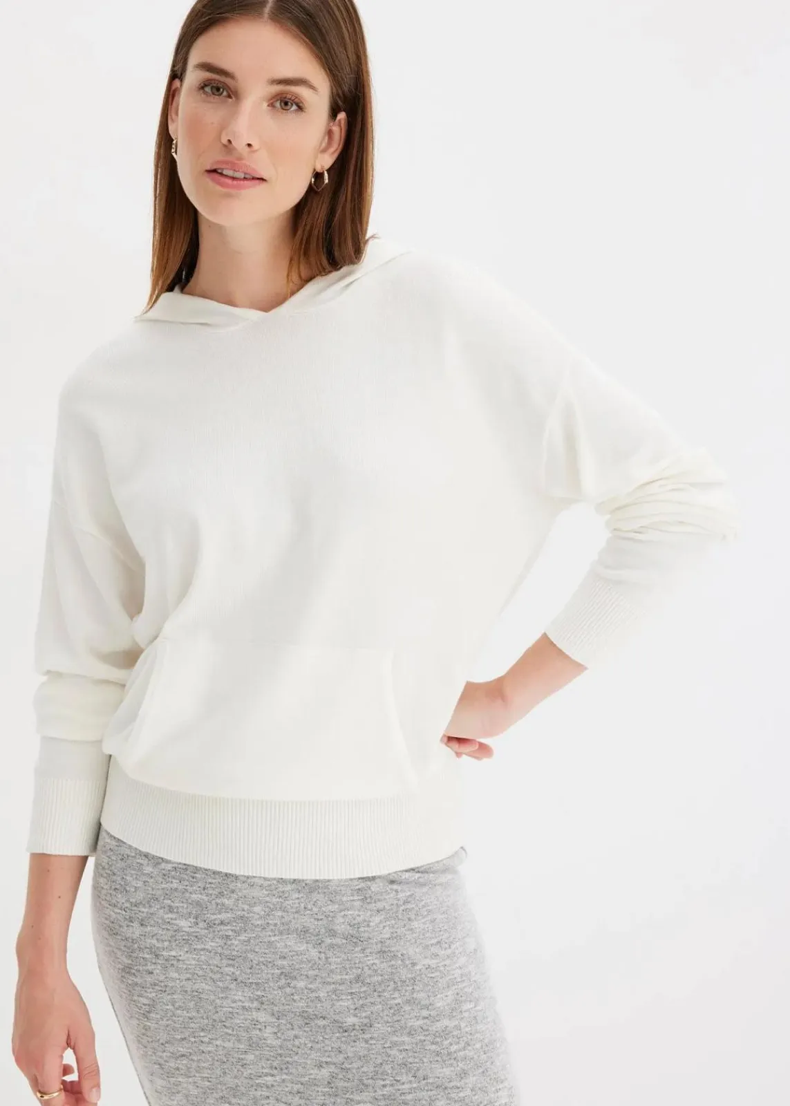 bonprix Nachhaltigere Materialien|Pullover & Strickjacken^Strick-Hoodie mit Kängurutasche aus Viskose-Mix wollweiß