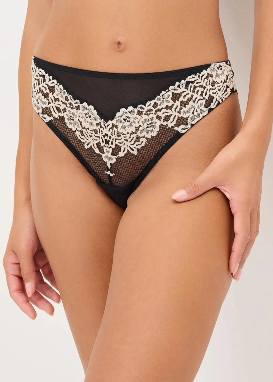 bonprix Wäsche·Dessous|Wäsche·Höschen^String aus zweifarbiger Spitze schwarz/wollweiß