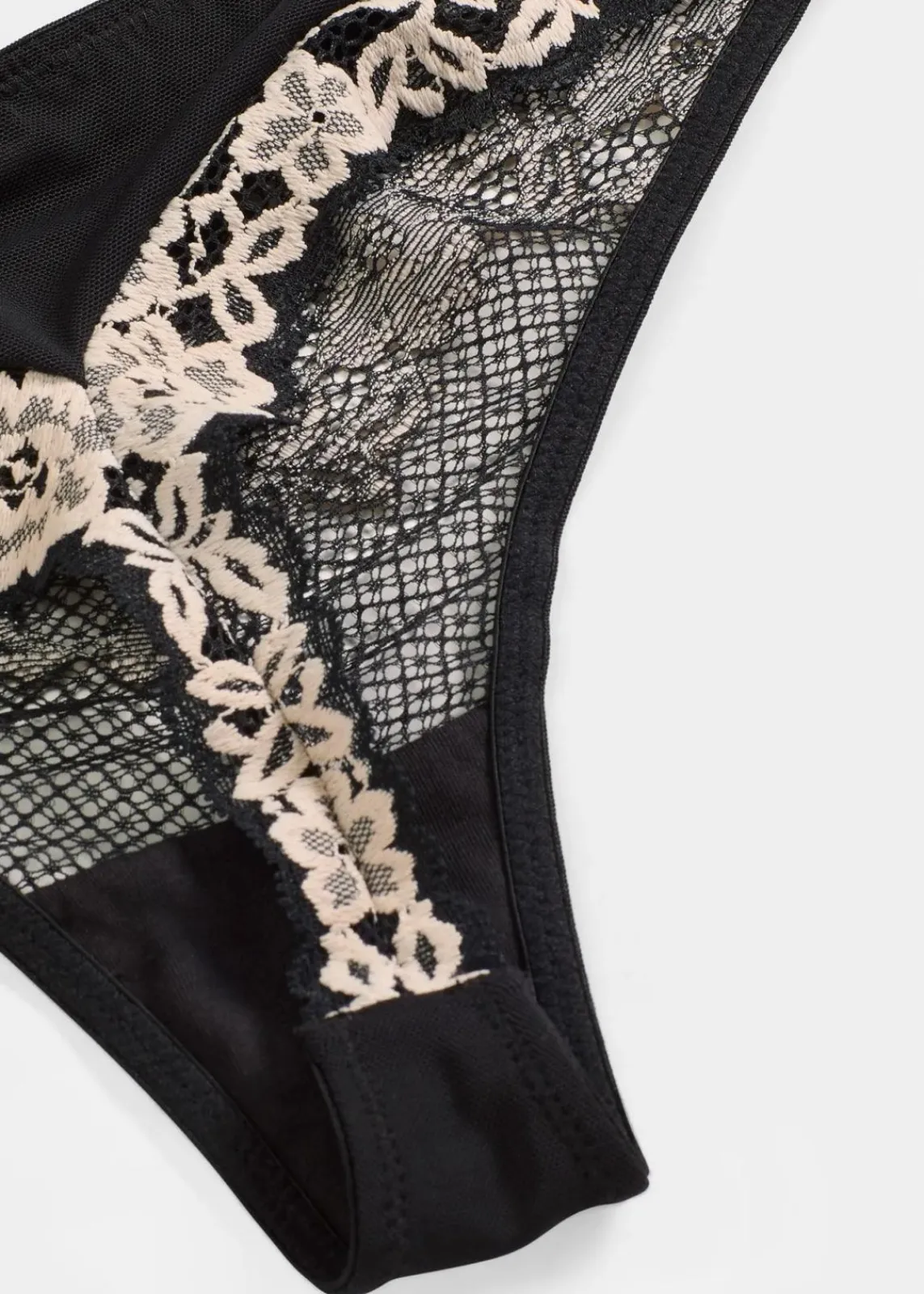 bonprix Wäsche·Dessous|Wäsche·Höschen^String aus zweifarbiger Spitze schwarz/wollweiß