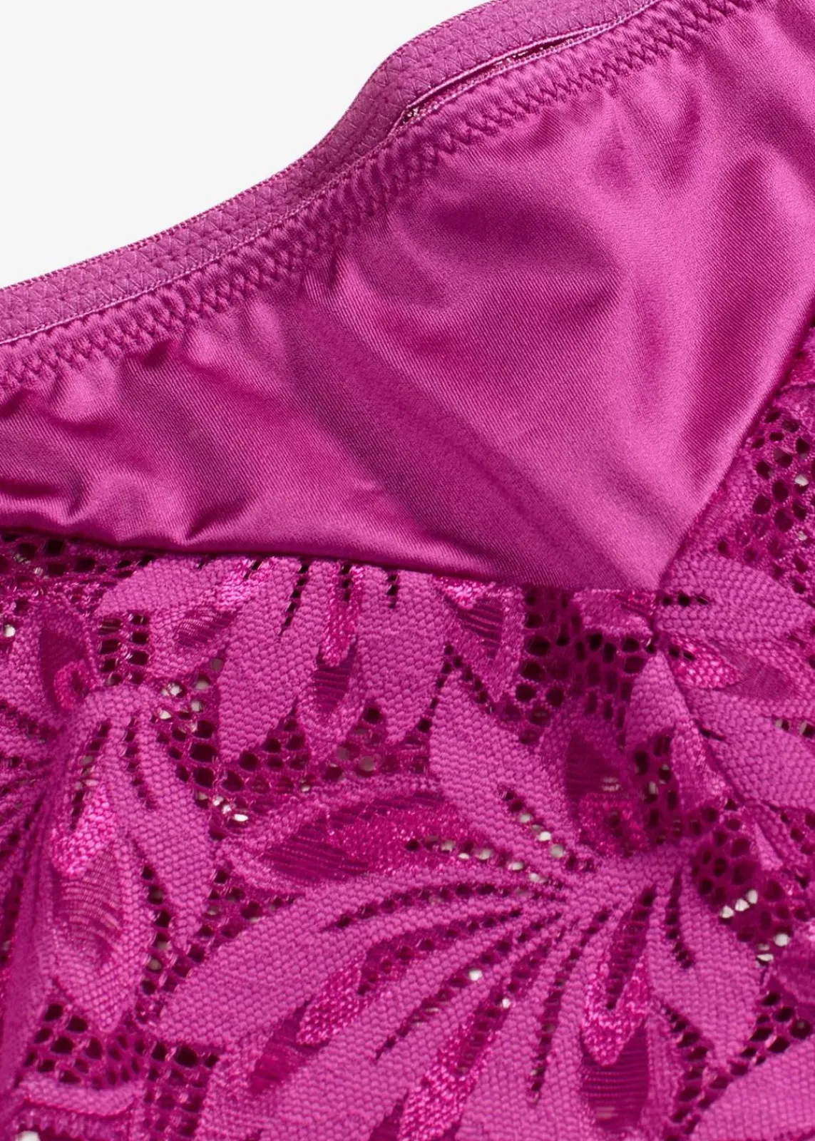 bonprix Höschen|Dessous^String Panty aus glänzendem Material dunkelfuchsia