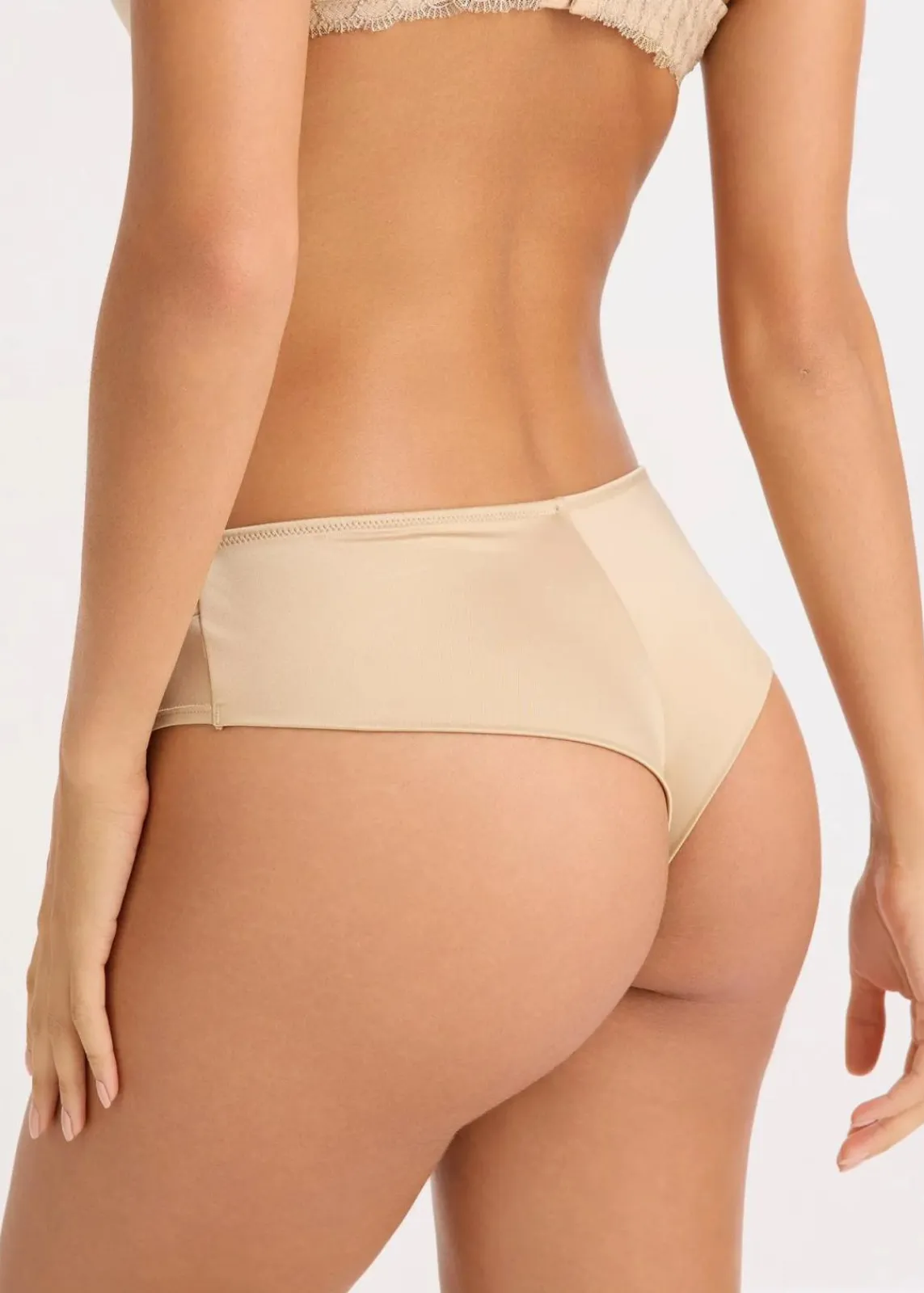 bonprix Wäsche·Dessous|Wäsche·Höschen^String Panty mit nahtloser Hinterhose saharabeige