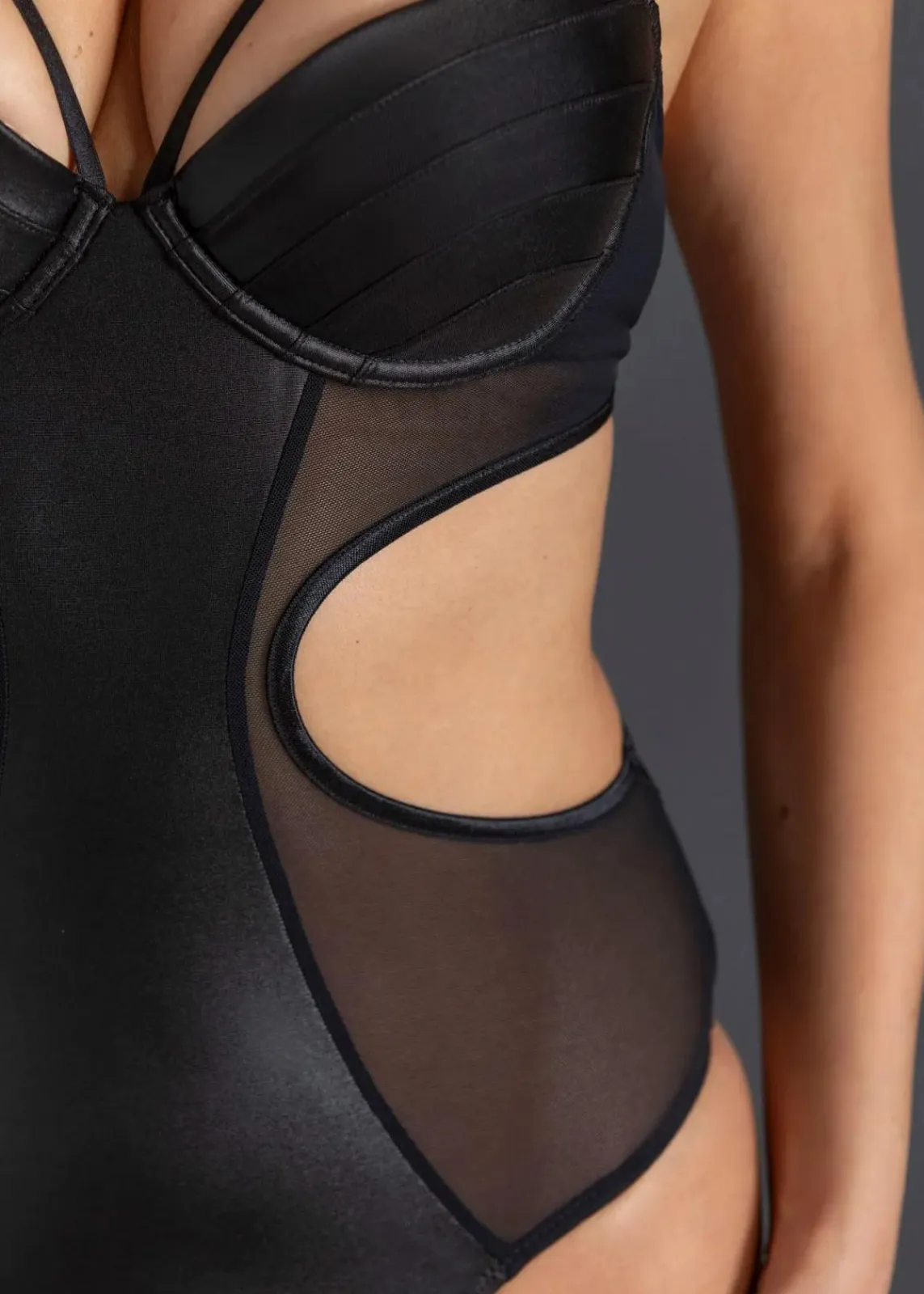 bonprix Große Cups D-H|Erotikwäsche^Stringbody ouvert mit Wetlook schwarz
