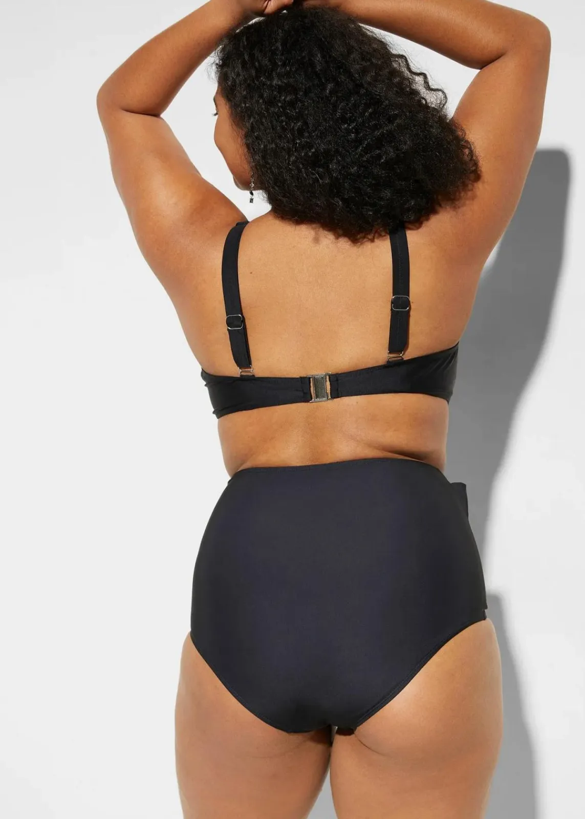 bonprix Nachhaltigere Materialien|Mix & Match^Strong Highwaist Shape-Bikinihose mit Bindeband schwarz