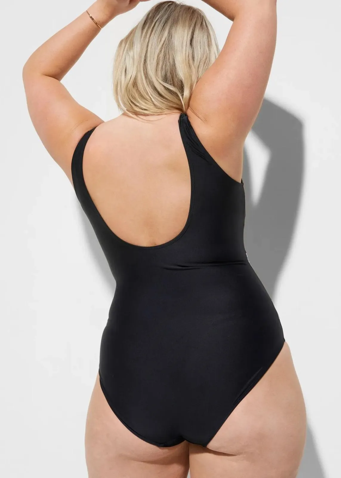 bonprix Nachhaltigere Materialien|Shapewear^Strong Shape-Badeanzug mit Einsätzen schwarz gestreift