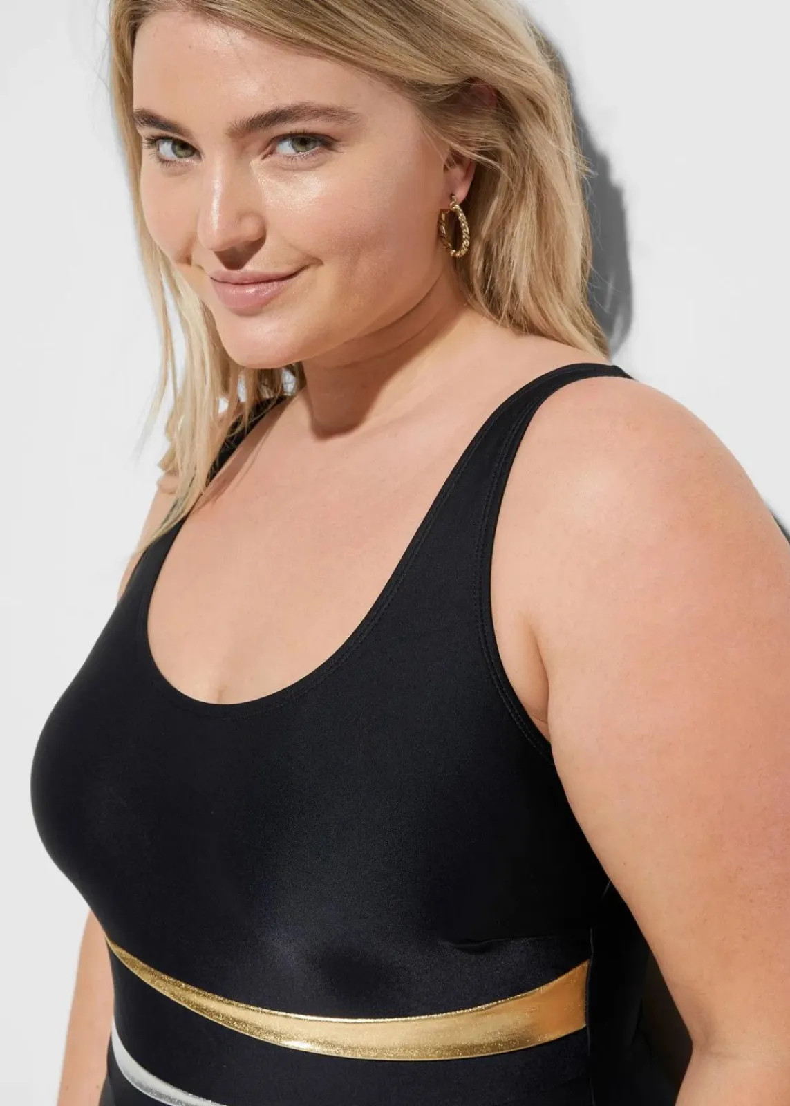 bonprix Nachhaltigere Materialien|Shapewear^Strong Shape-Badeanzug mit Einsätzen schwarz gestreift
