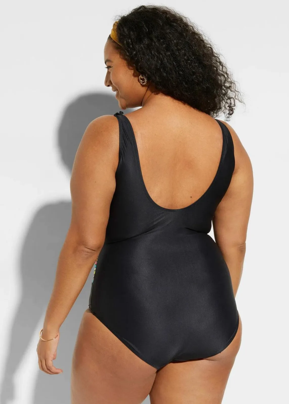 bonprix Shapewear|Badeanzüge^Strong Shape-Badeanzug mit Rüschen schwarz/bunt graphisch