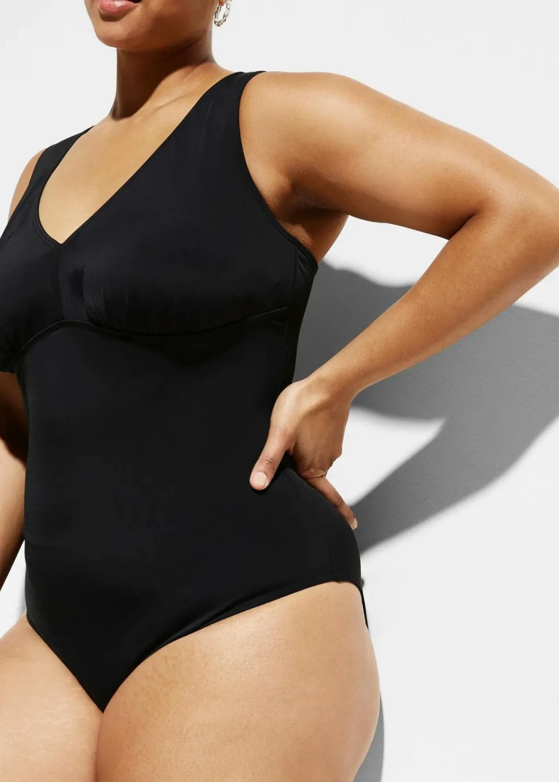 bonprix Nachhaltigere Materialien|Bademode·Badeanzüge^Strong Shape-Badeanzug mit V-Ausschnitt dunkelblau