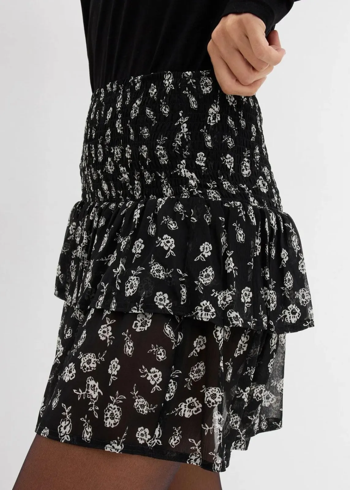 bonprix Röcke|Nachhaltigere Materialien^Stufenrock aus strukturiertem Crinkle schwarz/wollweiß floral
