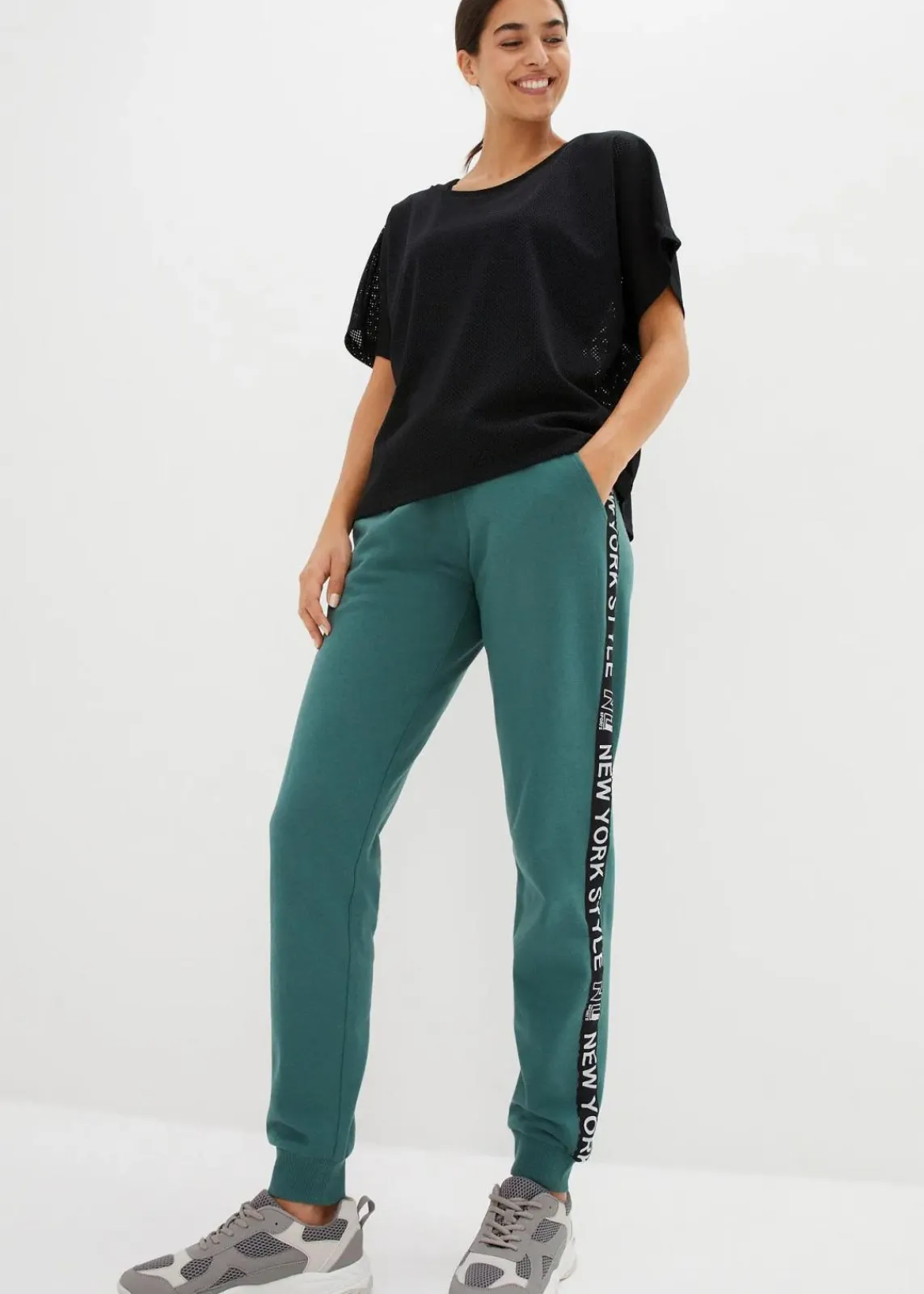bonprix Hosen|Sweat^Sweathose mit Bündchen und Statement-Druck mattgrün bedruckt