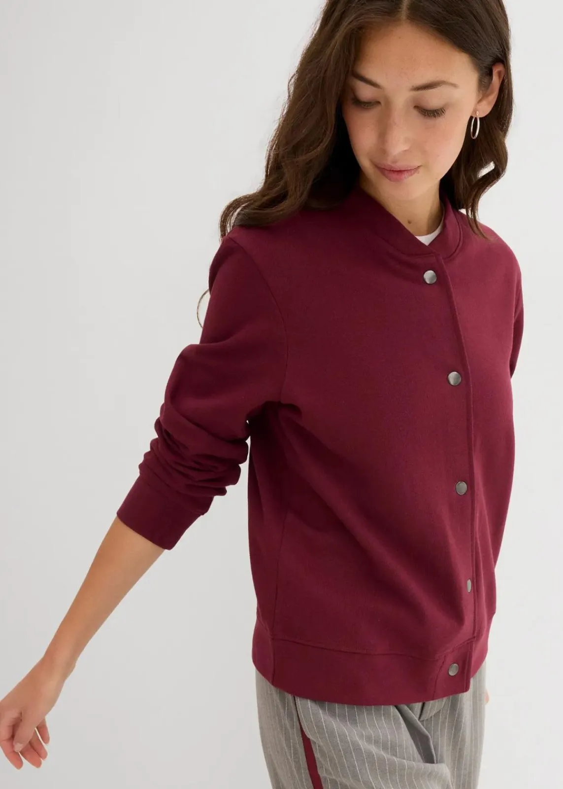 bonprix Nachhaltigere Materialien|Sweat^Sweatjacke mit Knopfleiste ahornrot
