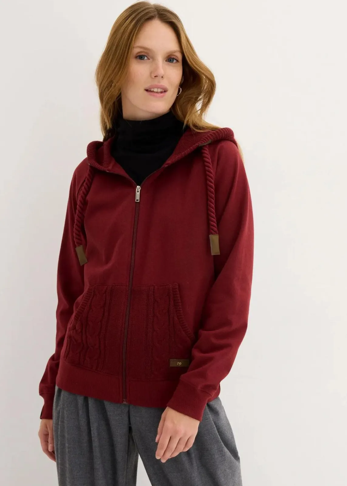 bonprix Sweat|Nachhaltigere Materialien^Sweatjacke mit Strickkapuze und Tasche rubinrot