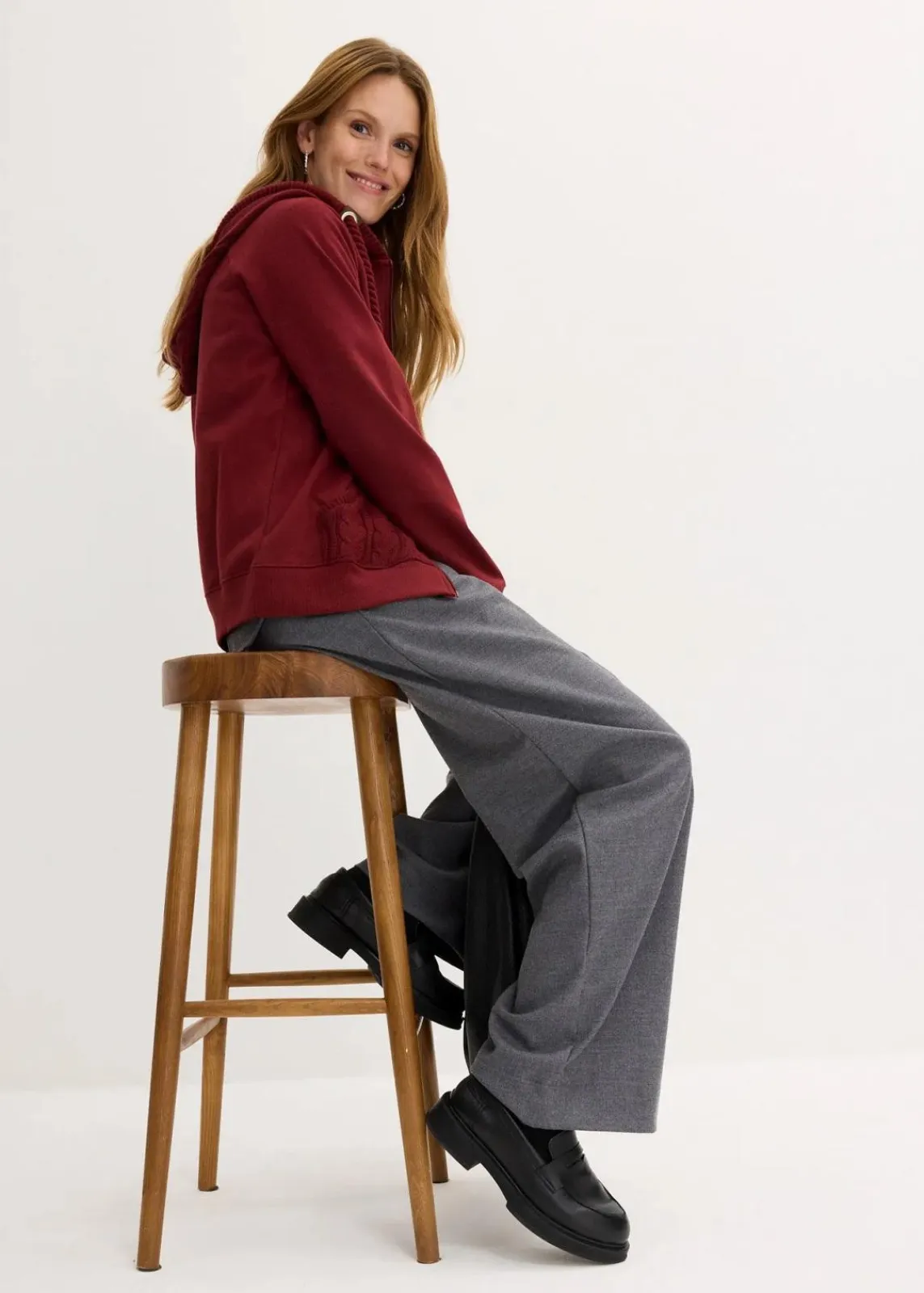 bonprix Sweat|Nachhaltigere Materialien^Sweatjacke mit Strickkapuze und Tasche rubinrot