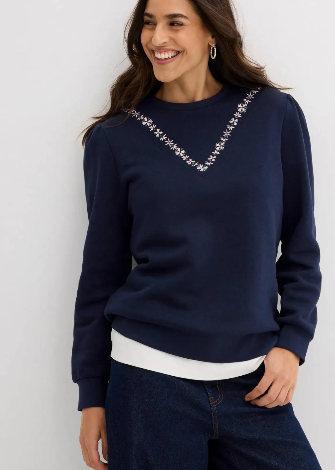 bonprix Sweat|Bekleidung·Blusen & Tuniken^Sweatshirt mit Stickerei aus Baumwoll-Mix dunkelblau