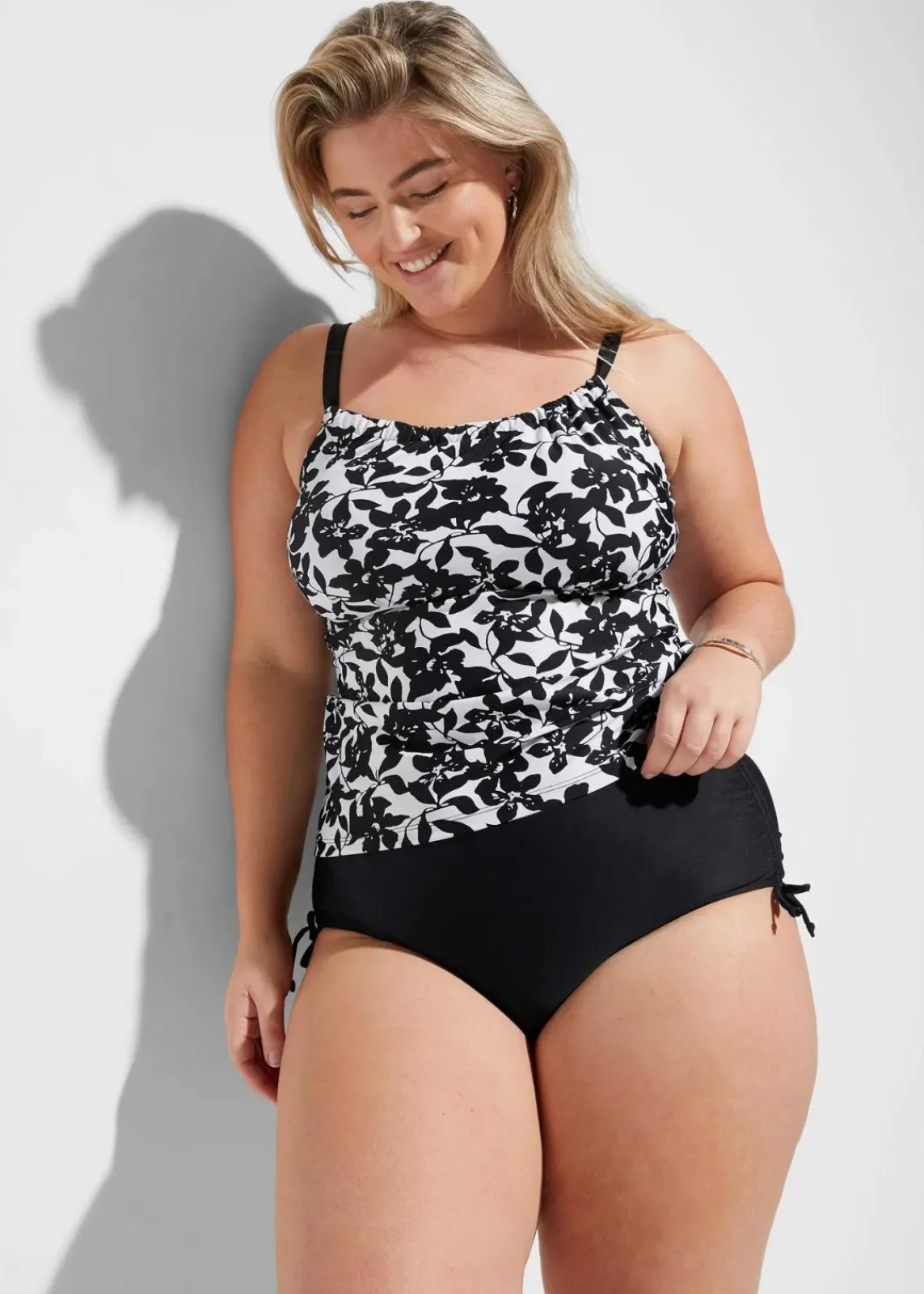 bonprix Nachhaltigere Materialien|Tankinis^Tankini (2-tlg. Set) schwarz/weiß floral
